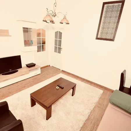 Апартаменти Cosy In The Heart Of The Old Town Center