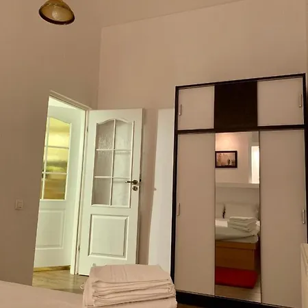Cosy In The Heart Of The Old Town Center Апартаменти *